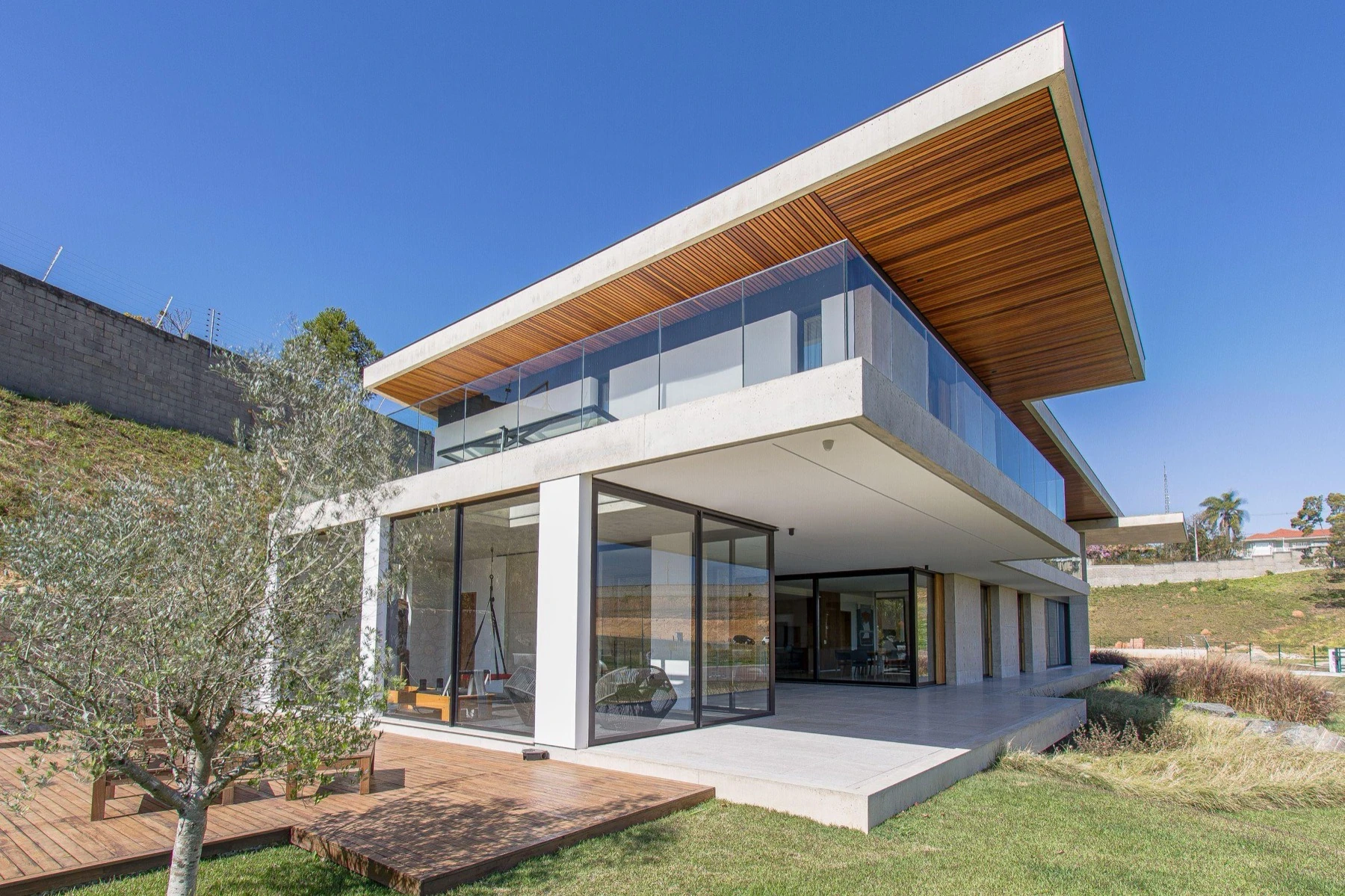 Aluminum windows in morn architecture